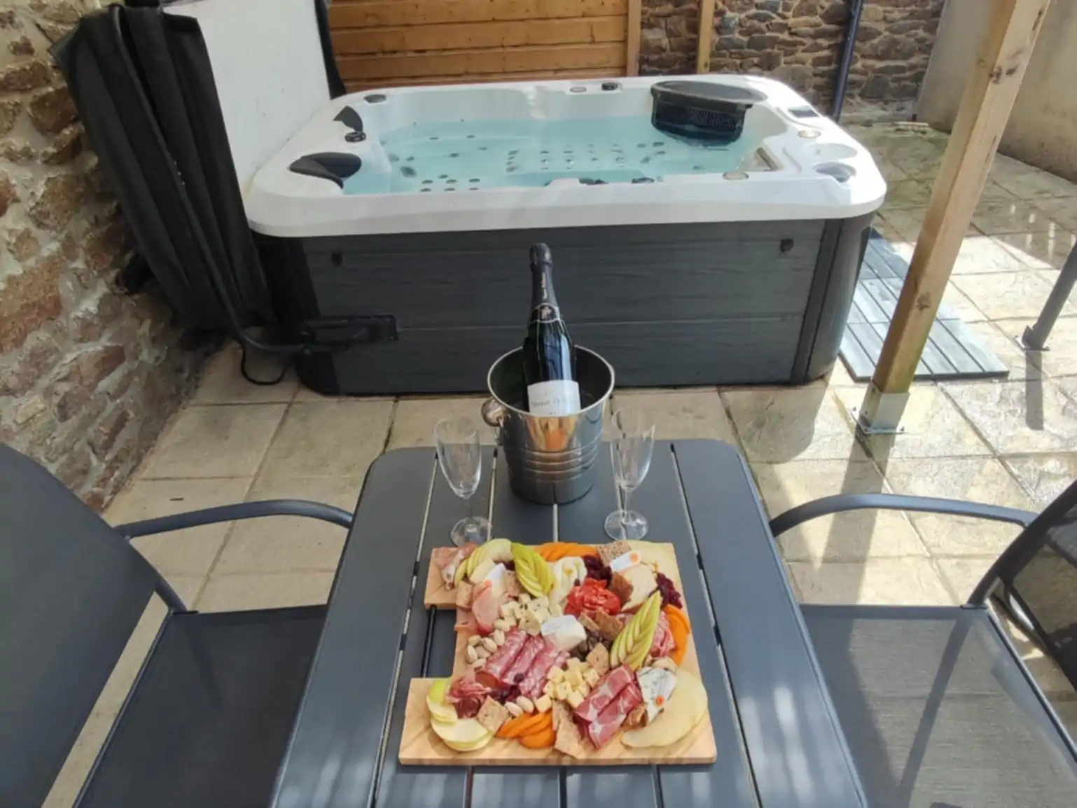 Idée cadeau couple : offrez une nuit romantique en Bretagne avec spa privatif